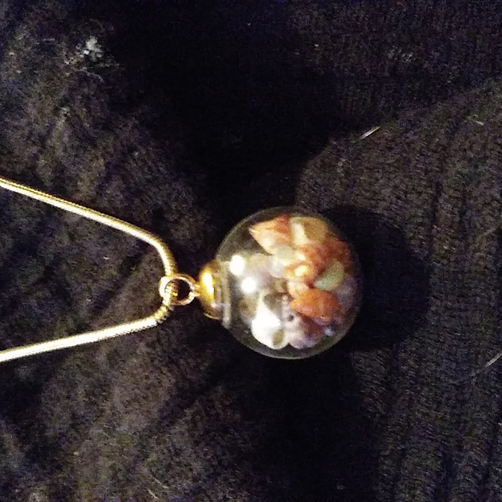 Tiny seashells from Hawai'i inside the tiniest glass sphere - Picture 3 of 5